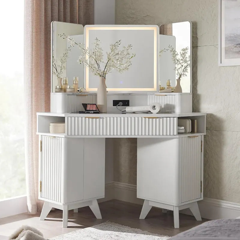 Coiffeuse moderne cannelée avec miroir à 3 faces et éclairage, table de maquillage