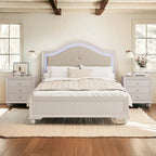 Lit moderne en bois Queen Size avec tête de lit incurvée capitonnée et éclairage LED dissimulé, sans sommier, couleur crème et gris.
