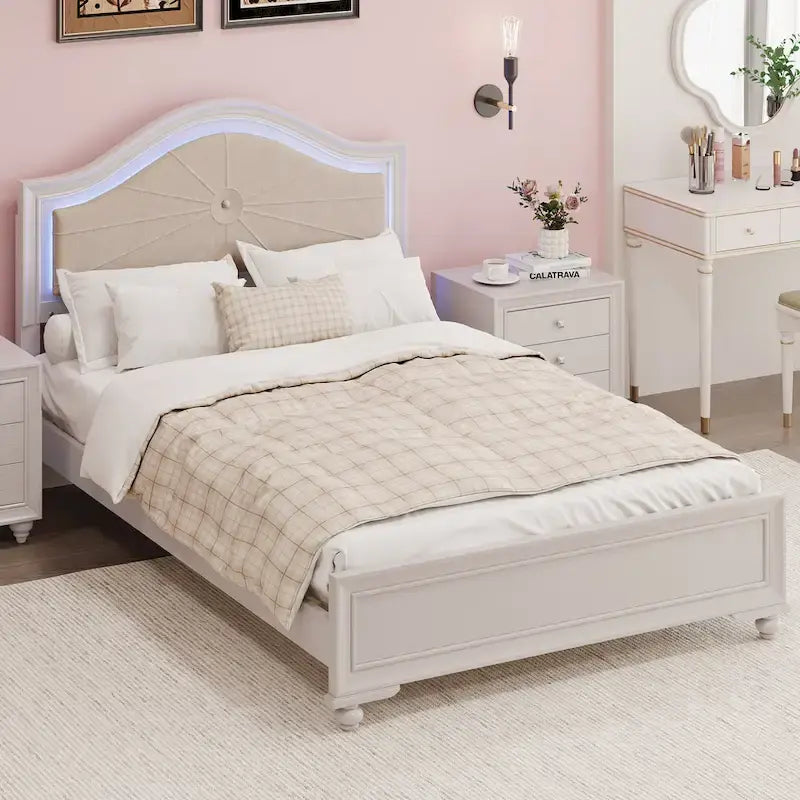 Lit moderne en bois Queen Size avec tête de lit incurvée capitonnée et éclairage LED dissimulé, sans sommier, couleur crème et gris.