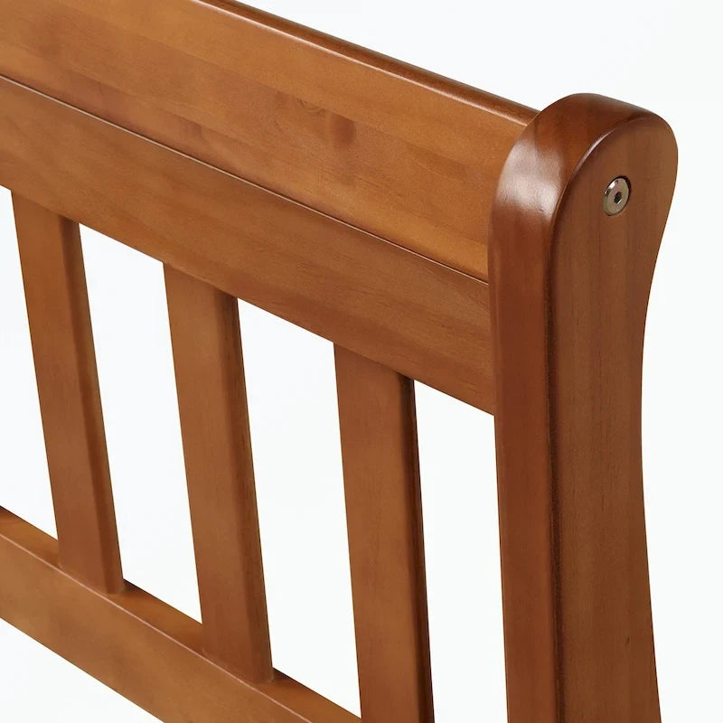 Lit plateforme en bois avec tête de lit, pied de lit et sommier à lattes.