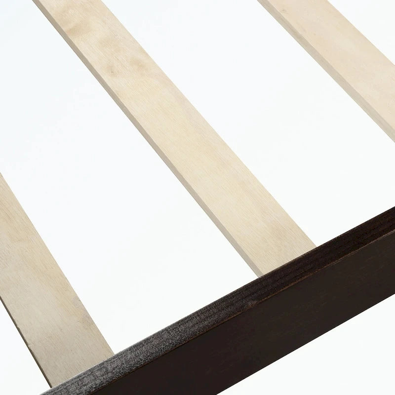 Lit plateforme en bois avec tête de lit, pied de lit et sommier à lattes.