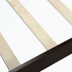 Lit plateforme en bois avec tête de lit, pied de lit et sommier à lattes.