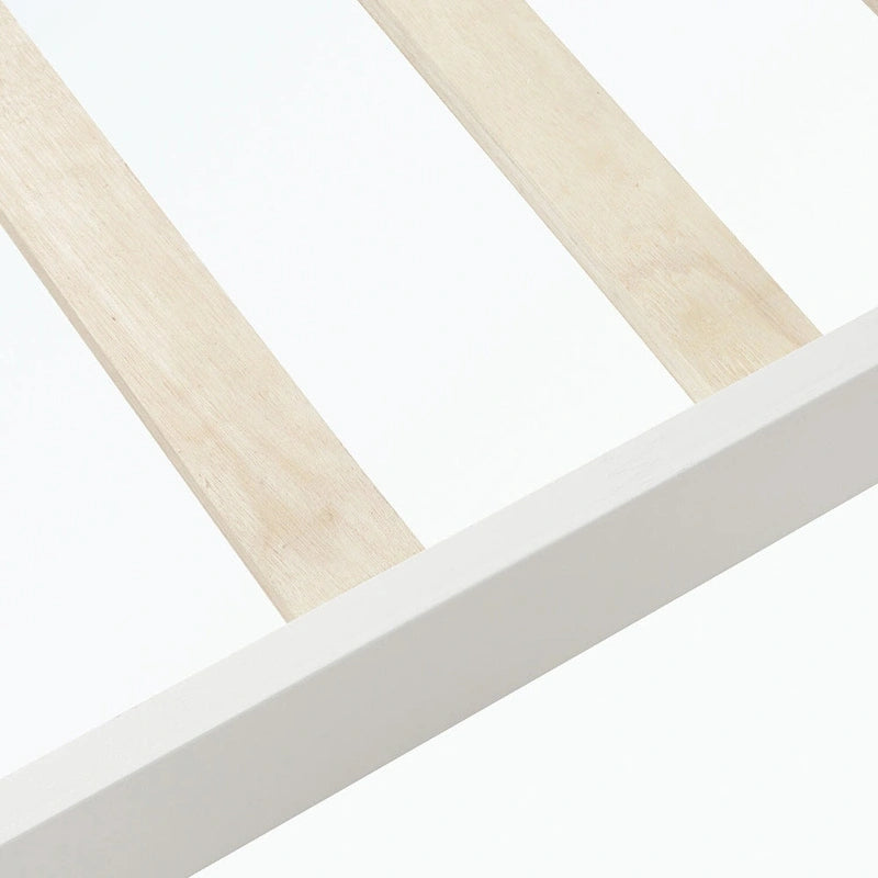 Lit plateforme en bois avec tête de lit, pied de lit et sommier à lattes.