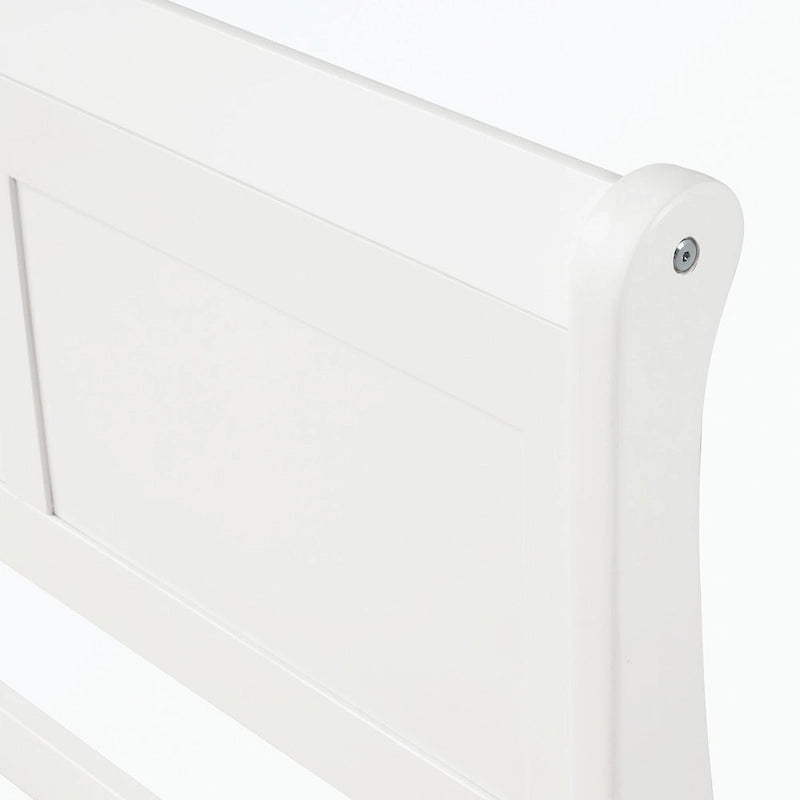 Lit plateforme en bois avec tête de lit, pied de lit et sommier à lattes.