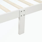 Lit plateforme en bois avec tête de lit, pied de lit et sommier à lattes.