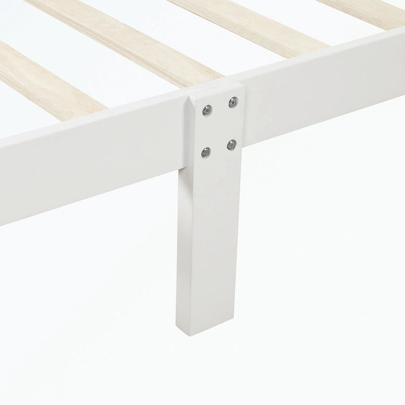 Lit plateforme en bois avec tête de lit, pied de lit et sommier à lattes.