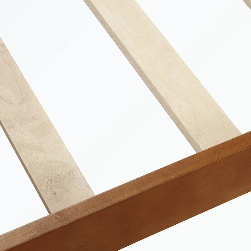 Lit plateforme en bois avec tête de lit, pied de lit et sommier à lattes.