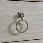 Ensemble de chambre à coucher Roundhill Furniture Mantalia en bois massif, comprenant un lit à panneaux, une commode, un miroir, deux tables de chevet, une commode haute et un banc, couleur champagne.