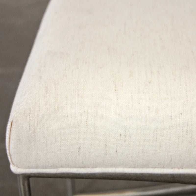 Ensemble de chambre à coucher Roundhill Furniture Mantalia en bois massif, comprenant un lit à panneaux, une commode, un miroir, deux tables de chevet, une commode haute et un banc, couleur champagne.