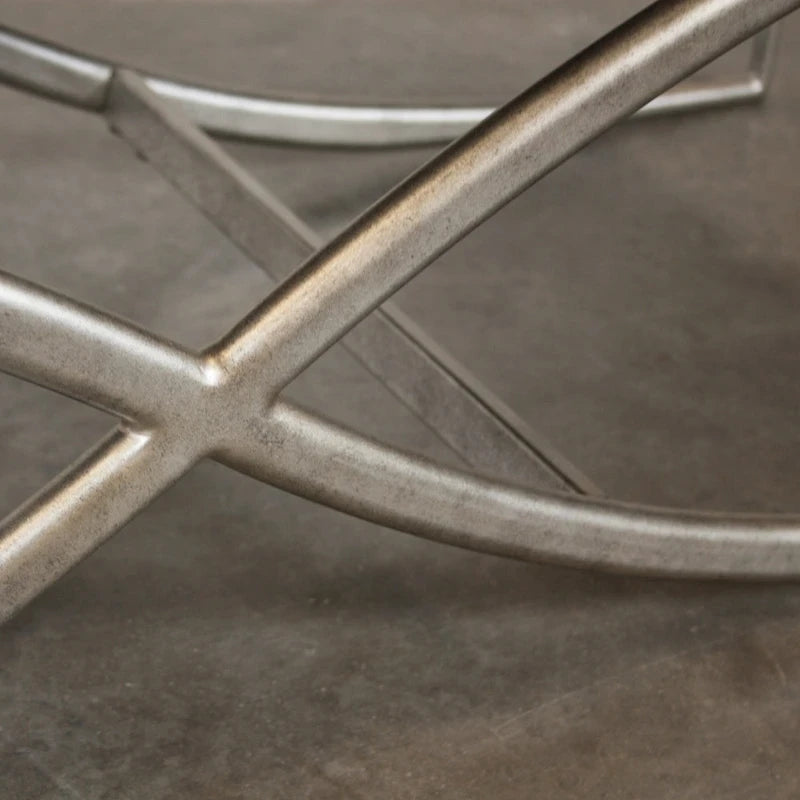 Ensemble de chambre à coucher Roundhill Furniture Mantalia en bois massif, comprenant un lit à panneaux, une commode, un miroir, deux tables de chevet, une commode haute et un banc, couleur champagne.