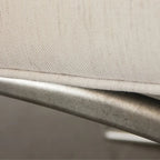 Ensemble de chambre à coucher Roundhill Furniture Mantalia en bois massif, comprenant un lit à panneaux, une commode, un miroir, deux tables de chevet, une commode haute et un banc, couleur champagne.