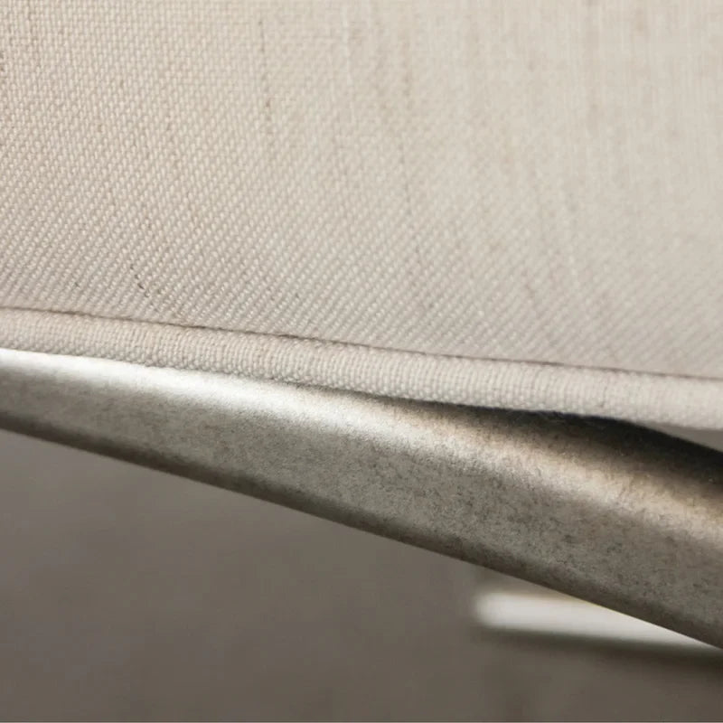 Ensemble de chambre à coucher Roundhill Furniture Mantalia en bois massif, comprenant un lit à panneaux, une commode, un miroir, deux tables de chevet, une commode haute et un banc, couleur champagne.