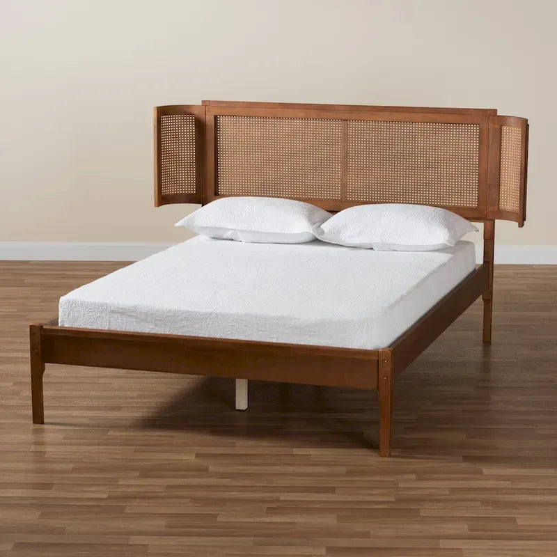 Lit plateforme Eridian de style moderne du milieu du siècle, en bois finition noyer brun et rotin naturel