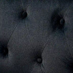 Fauteuil club Geltrude de style transitionnel, capitonné et rembourré, avec pieds en bois tourné, par HULALA HOME