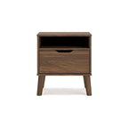 Tête de lit à panneaux bruns Fordmont, signée Signature Design by Ashley, avec commode et table de chevet