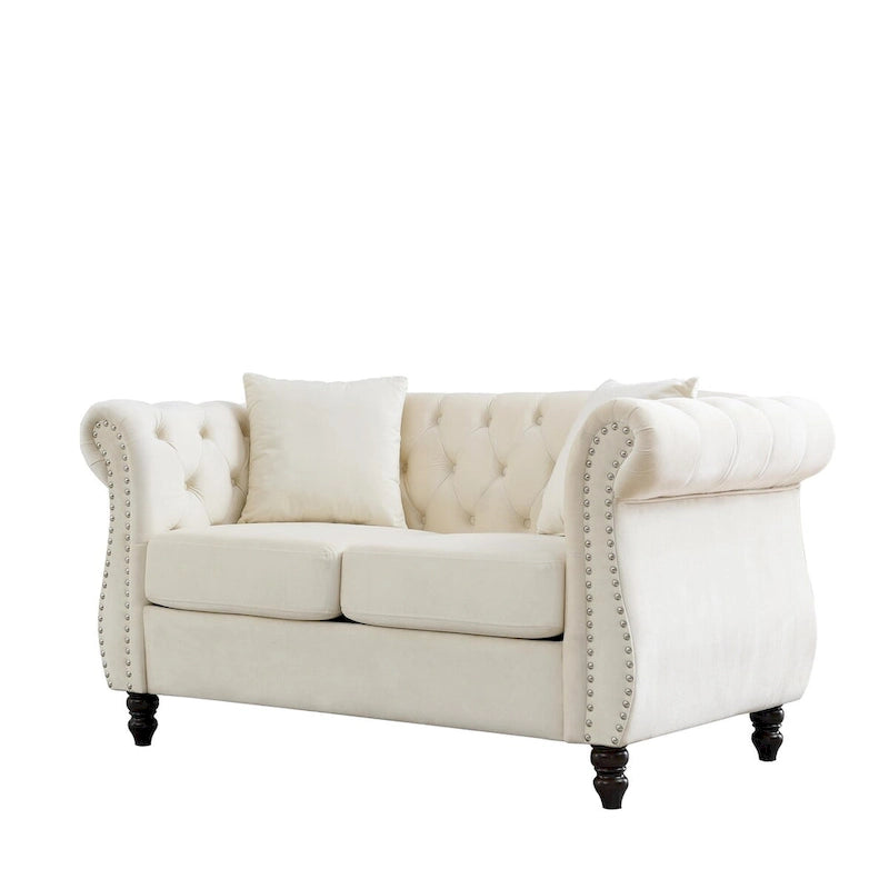 Canapé Chesterfield deux places en velours beige, accoudoirs arrondis, garniture cloutée