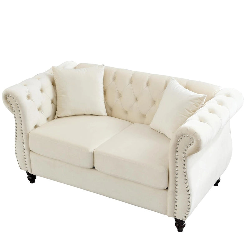 Canapé Chesterfield deux places en velours beige, accoudoirs arrondis, garniture cloutée