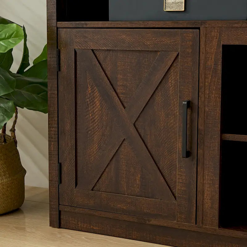 Meuble TV style grange avec portes de grange, console multimédia moderne pour téléviseurs jusqu'à 65 pouces, avec espaces de rangement ouverts et fermés.