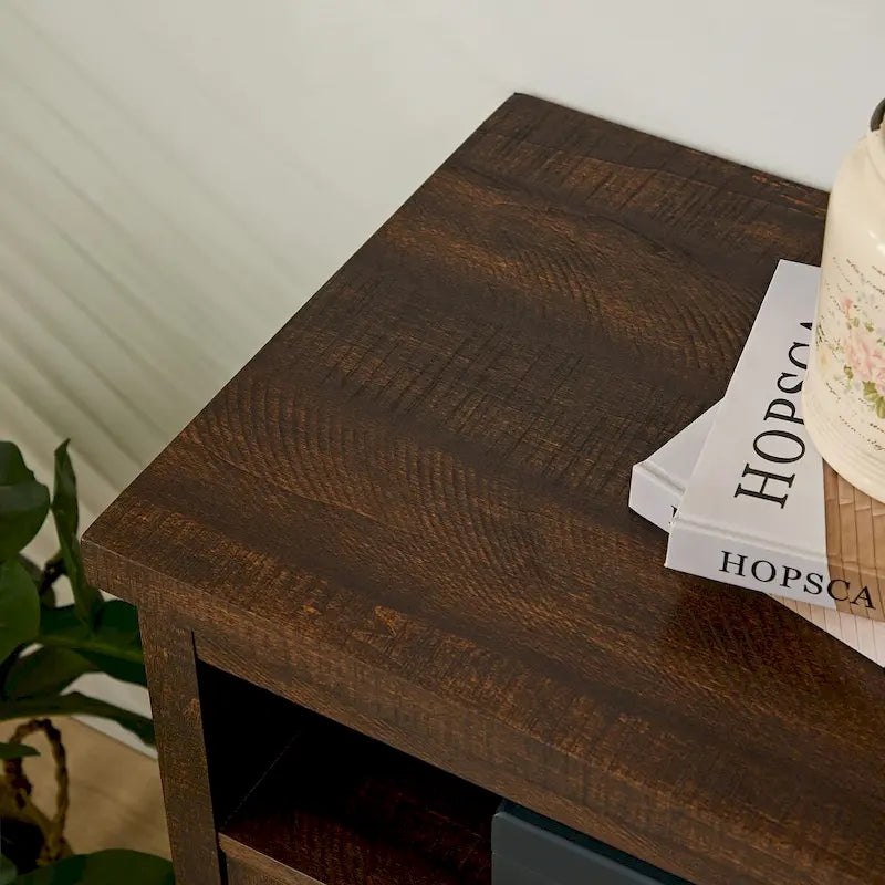 Meuble TV style grange avec portes de grange, console multimédia moderne pour téléviseurs jusqu'à 65 pouces, avec espaces de rangement ouverts et fermés.