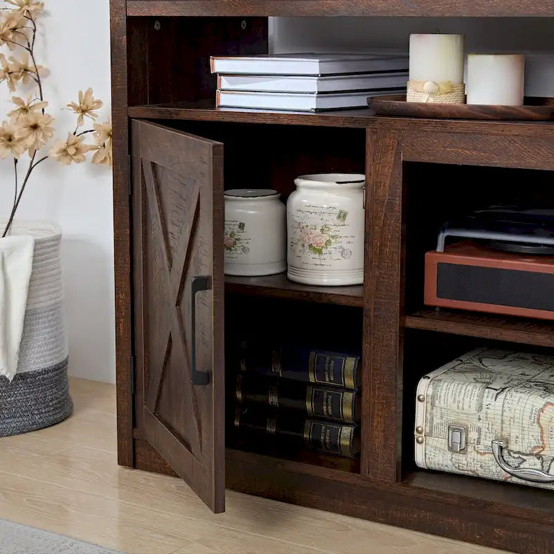 Meuble TV style grange avec portes de grange, console multimédia moderne pour téléviseurs jusqu'à 65 pouces, avec espaces de rangement ouverts et fermés.
