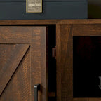 Meuble TV style grange avec portes de grange, console multimédia moderne pour téléviseurs jusqu'à 65 pouces, avec espaces de rangement ouverts et fermés.