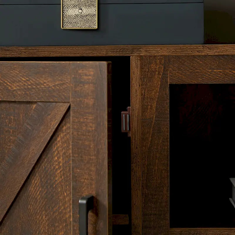 Meuble TV style grange avec portes de grange, console multimédia moderne pour téléviseurs jusqu'à 65 pouces, avec espaces de rangement ouverts et fermés.