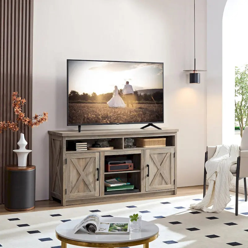Meuble TV style grange avec portes de grange, console multimédia moderne pour téléviseurs jusqu'à 65 pouces, avec espaces de rangement ouverts et fermés.