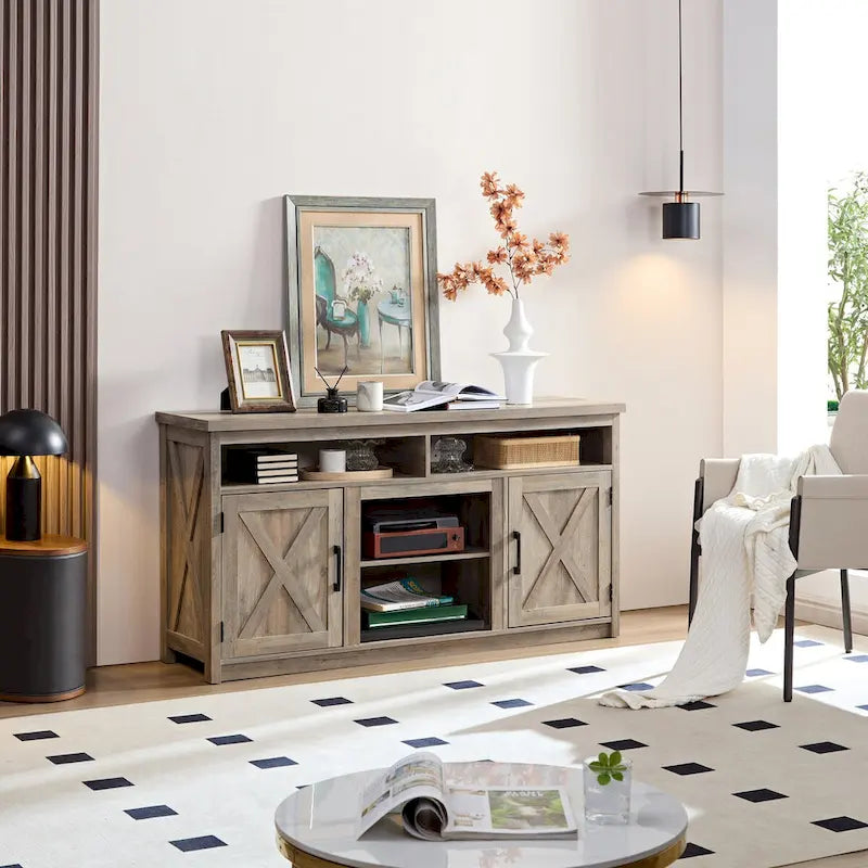 Meuble TV style grange avec portes de grange, console multimédia moderne pour téléviseurs jusqu'à 65 pouces, avec espaces de rangement ouverts et fermés.