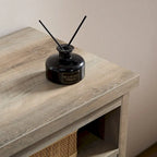 Meuble TV style grange avec portes de grange, console multimédia moderne pour téléviseurs jusqu'à 65 pouces, avec espaces de rangement ouverts et fermés.