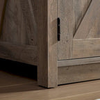 Meuble TV style grange avec portes de grange, console multimédia moderne pour téléviseurs jusqu'à 65 pouces, avec espaces de rangement ouverts et fermés.