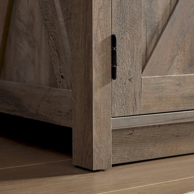 Meuble TV style grange avec portes de grange, console multimédia moderne pour téléviseurs jusqu'à 65 pouces, avec espaces de rangement ouverts et fermés.