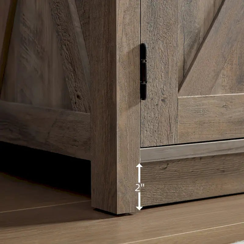 Meuble TV style grange avec portes de grange, console multimédia moderne pour téléviseurs jusqu'à 65 pouces, avec espaces de rangement ouverts et fermés.