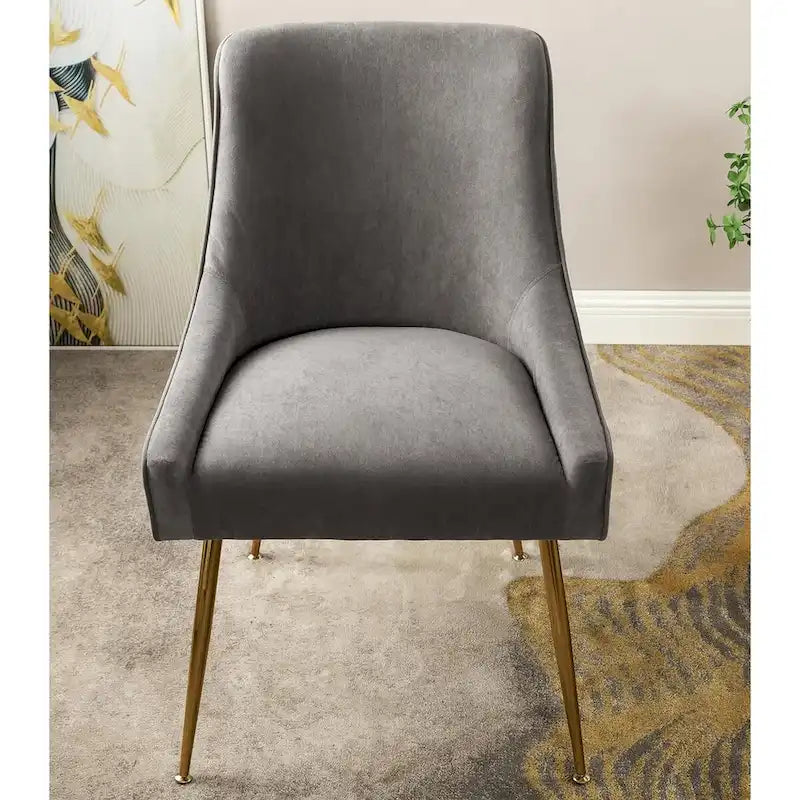 Fauteuil luxueux en velours avec dossier incurvé élégant, pieds en métal doré et revêtement doux pour une assise confortable.