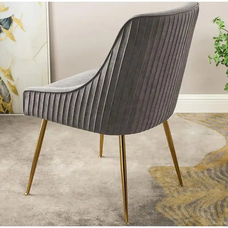 Fauteuil luxueux en velours avec dossier incurvé élégant, pieds en métal doré et revêtement doux pour une assise confortable.