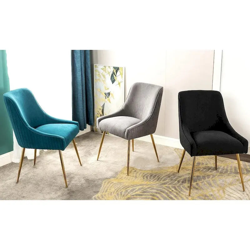Fauteuil luxueux en velours avec dossier incurvé élégant, pieds en métal doré et revêtement doux pour une assise confortable.