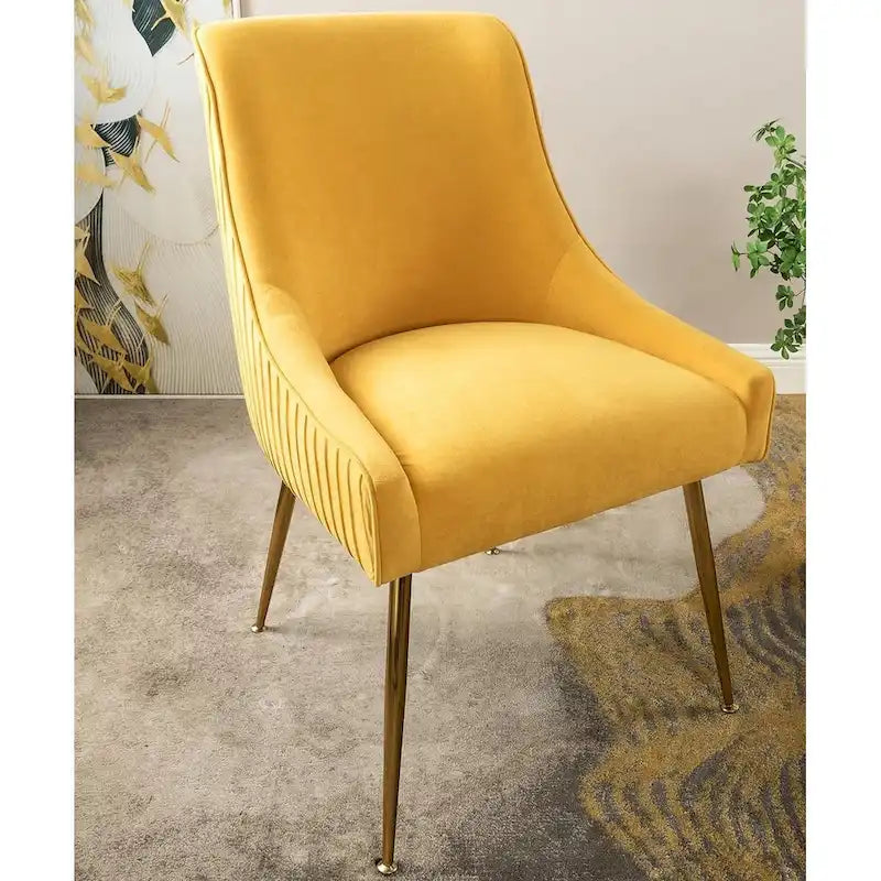 Fauteuil luxueux en velours avec dossier incurvé élégant, pieds en métal doré et revêtement doux pour une assise confortable.