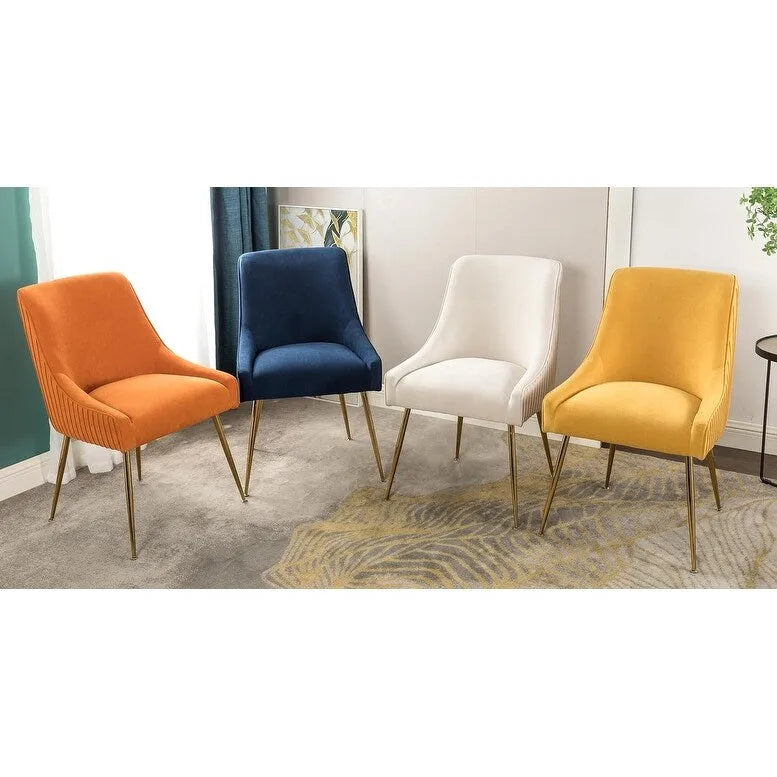 Fauteuil luxueux en velours avec dossier incurvé élégant, pieds en métal doré et revêtement doux pour une assise confortable.