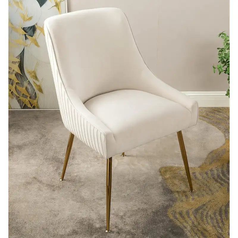 Fauteuil luxueux en velours avec dossier incurvé élégant, pieds en métal doré et revêtement doux pour une assise confortable.