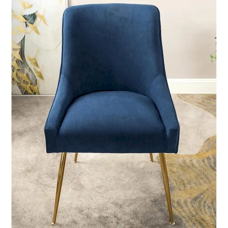 Fauteuil luxueux en velours avec dossier incurvé élégant, pieds en métal doré et revêtement doux pour une assise confortable.