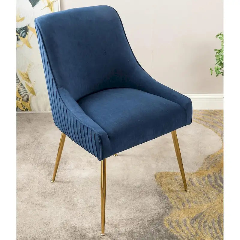 Fauteuil luxueux en velours avec dossier incurvé élégant, pieds en métal doré et revêtement doux pour une assise confortable.