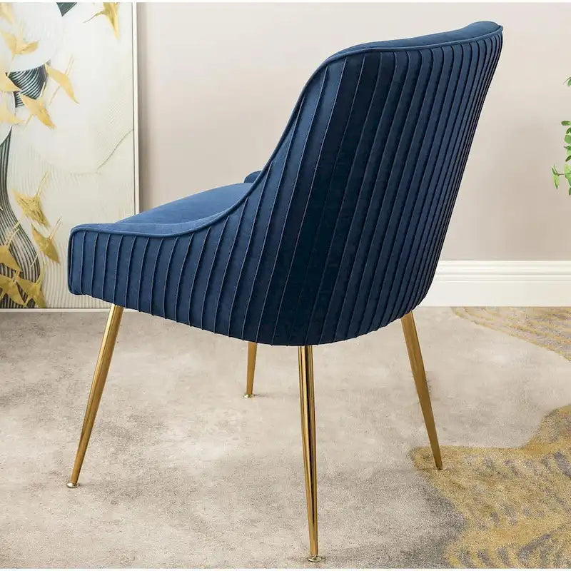 Fauteuil luxueux en velours avec dossier incurvé élégant, pieds en métal doré et revêtement doux pour une assise confortable.