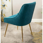 Fauteuil luxueux en velours avec dossier incurvé élégant, pieds en métal doré et revêtement doux pour une assise confortable.