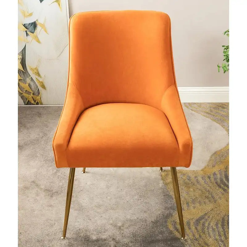 Fauteuil luxueux en velours avec dossier incurvé élégant, pieds en métal doré et revêtement doux pour une assise confortable.