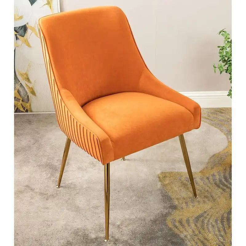 Fauteuil luxueux en velours avec dossier incurvé élégant, pieds en métal doré et revêtement doux pour une assise confortable.