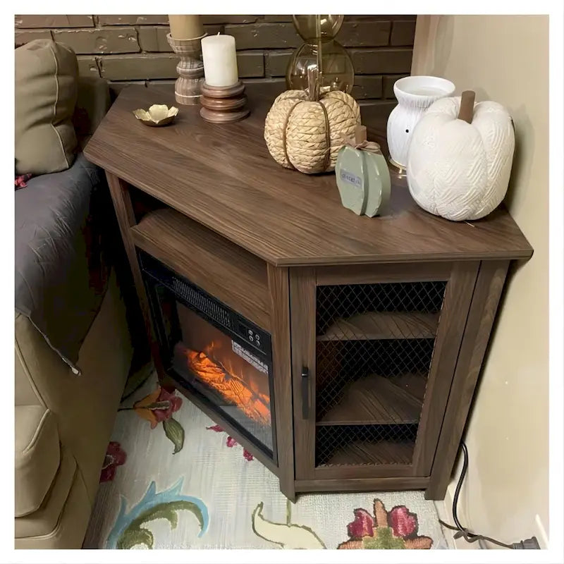 Meuble TV d'angle industriel avec cheminée électrique intégrée, 2 portes en treillis métallique et télécommande.